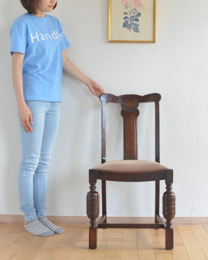 ダイニングチェア　アンティーク チェア　背もたれのお花模様が素敵・・・ シックな英国のアンティークオークチェア。上品な雰囲気が漂うチェア。(k-1205-c)