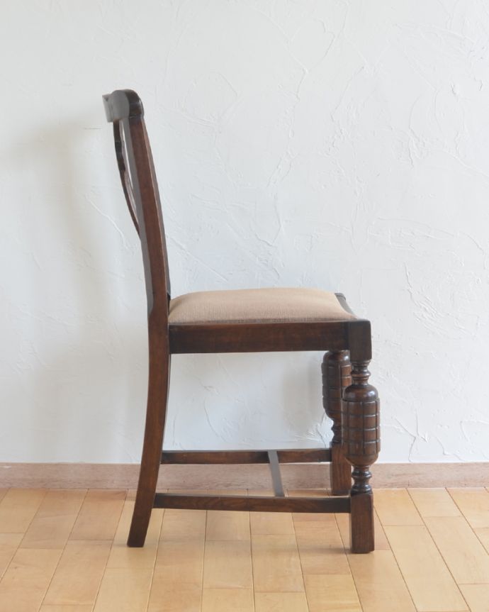 ダイニングチェア　アンティーク チェア　背もたれのお花模様が素敵・・・ シックな英国のアンティークオークチェア。背もたれがカーブしているので楽です。(k-1205-c)