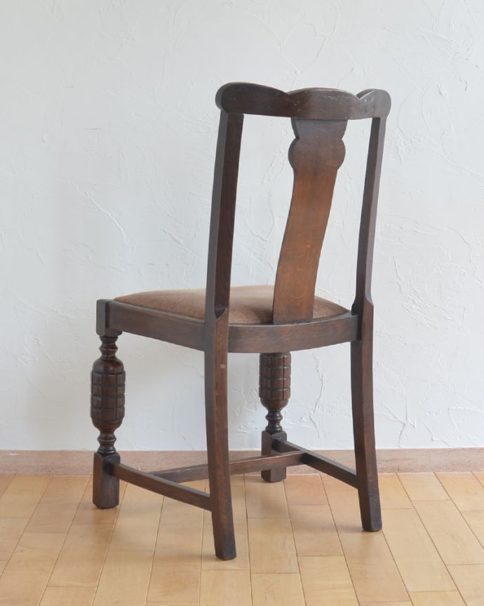 ダイニングチェア　アンティーク チェア　背もたれのお花模様が素敵・・・ シックな英国のアンティークオークチェア。アンティークらしく、流行を追わずに長く使えるデザイン。(k-1205-c)
