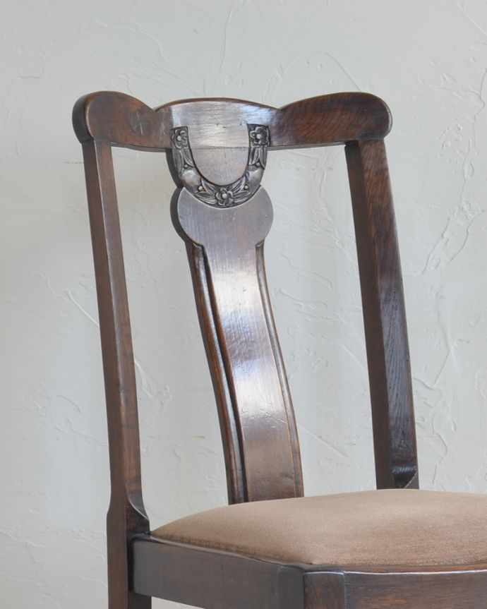 ダイニングチェア　アンティーク チェア　背もたれのお花模様が素敵・・・ シックな英国のアンティークオークチェア。木目や色は1脚1脚微妙に違いますが、どれもキレイに仕上げています。(k-1205-c)