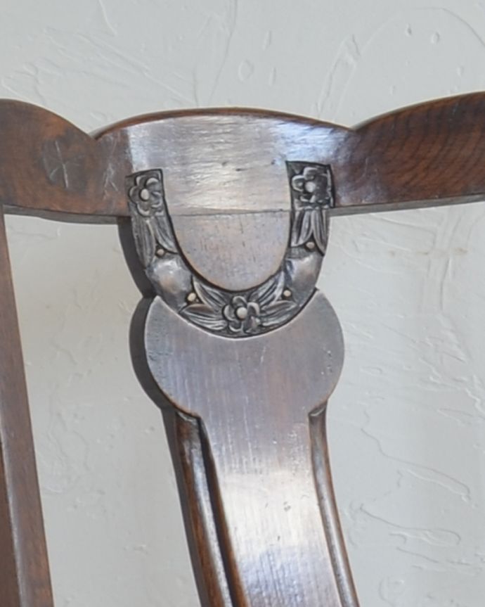 ダイニングチェア　アンティーク チェア　背もたれのお花模様が素敵・・・ シックな英国のアンティークオークチェア。トップには美しい彫があります。(k-1205-c)