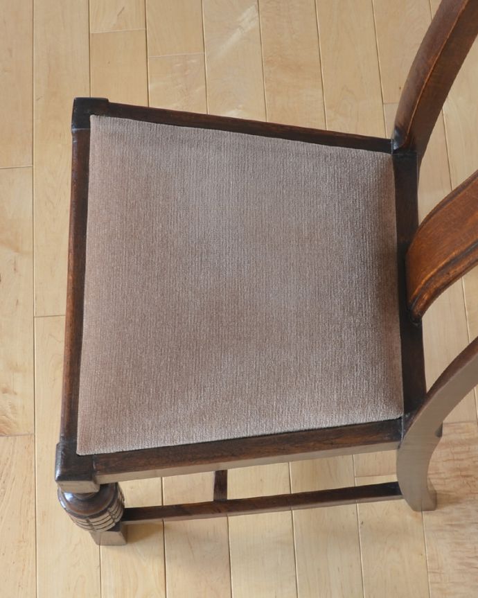 ダイニングチェア　アンティーク チェア　背もたれのお花模様が素敵・・・ シックな英国のアンティークオークチェア。座面は布が貼ってあるので、長時間座っても疲れません。(k-1205-c)