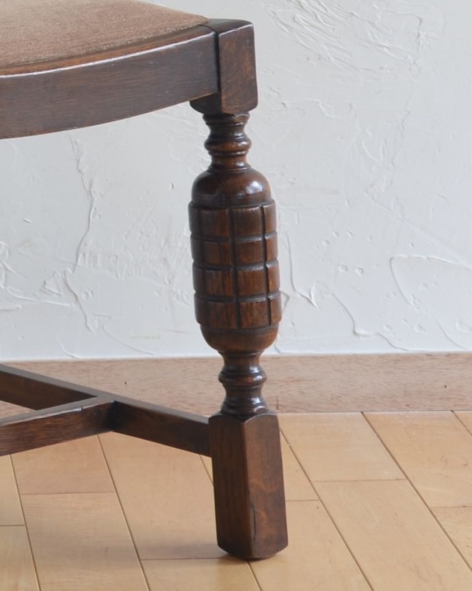 ダイニングチェア　アンティーク チェア　背もたれのお花模様が素敵・・・ シックな英国のアンティークオークチェア。英国伝統家具には、こうした彫りを施したチェアが有名です。(k-1205-c)