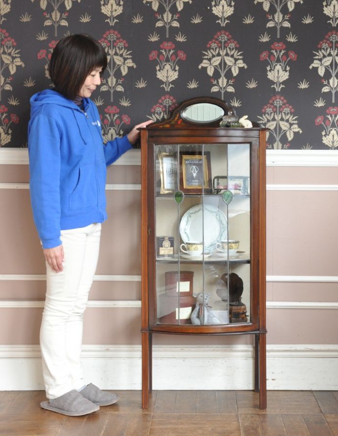 アンティークのキャビネット アンティーク家具 ステンドグラスとミラーが付いたアンティーク家具、キレイなガラスキャビネット。ショーケースのように、お気に入りの雑貨や食器を並べてみましょう。(k-1205-f)