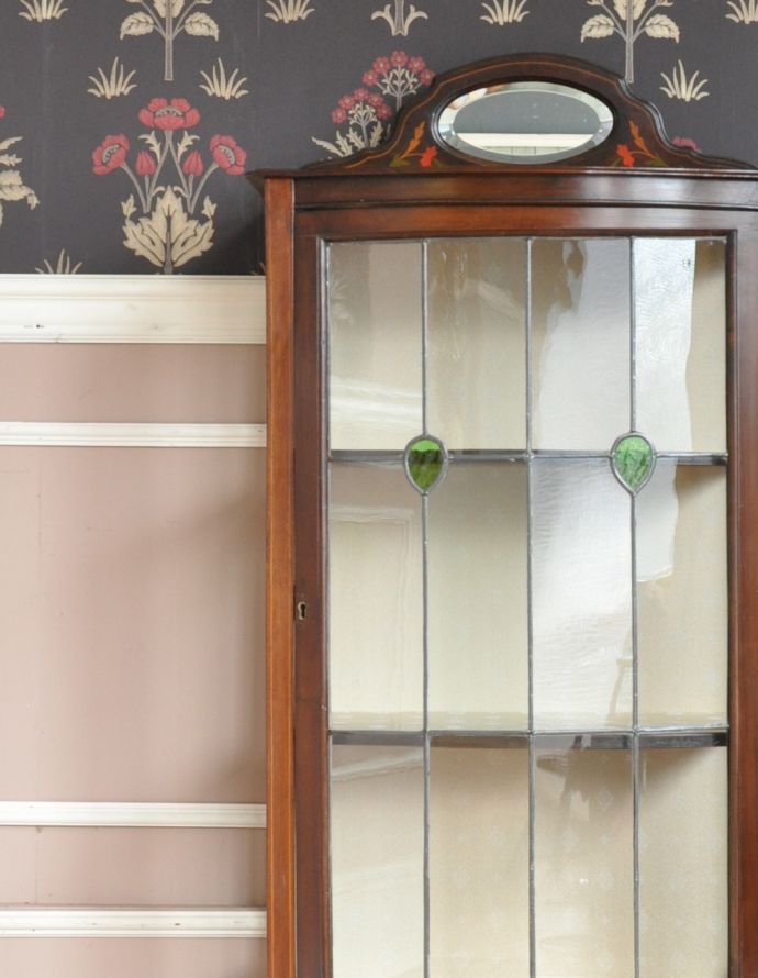 アンティークのキャビネット アンティーク家具 ステンドグラスとミラーが付いたアンティーク家具、キレイなガラスキャビネット。リビングや寝室、玄関などで試してみてください。(k-1205-f)