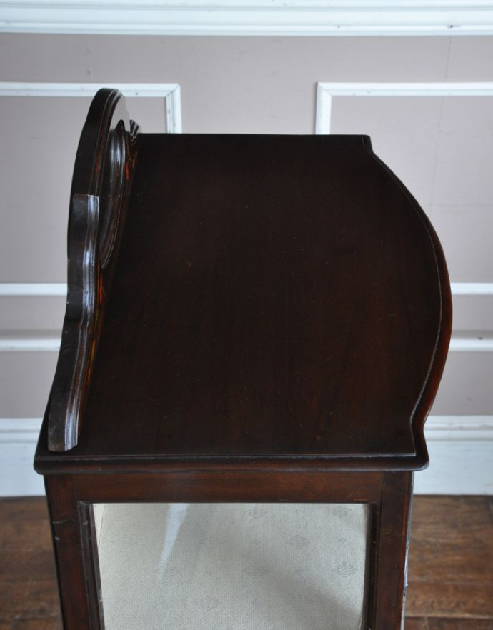 アンティークのキャビネット アンティーク家具 ステンドグラスとミラーが付いたアンティーク家具、キレイなガラスキャビネット。天板もキレイな状態で仕上げてあります。(k-1205-f)