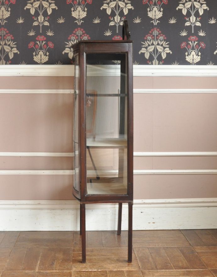 アンティークのキャビネット アンティーク家具 ステンドグラスとミラーが付いたアンティーク家具、キレイなガラスキャビネット。サイドもガラス貼りが涼しげでスッキリしています。(k-1205-f)
