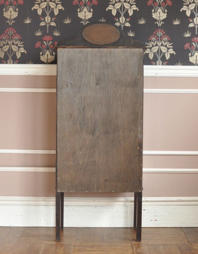 アンティークのキャビネット アンティーク家具 ステンドグラスとミラーが付いたアンティーク家具、キレイなガラスキャビネット。キチンとメンテナンスをしているので、裏もキレイな状態です。(k-1205-f)