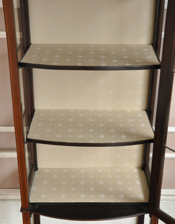 アンティークのキャビネット アンティーク家具 ステンドグラスとミラーが付いたアンティーク家具、キレイなガラスキャビネット。扉はきちんとお直しをしているのでスムーズに開け閉めができ、出し入れもしやすく使いやすいです。(k-1205-f)