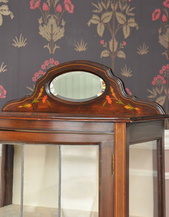 アンティークのキャビネット アンティーク家具 ステンドグラスとミラーが付いたアンティーク家具、キレイなガラスキャビネット。トップにはミラーが付いています。(k-1205-f)