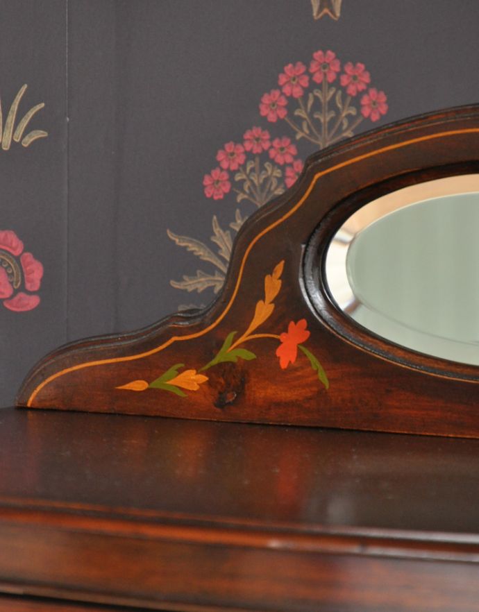 アンティークのキャビネット アンティーク家具 ステンドグラスとミラーが付いたアンティーク家具、キレイなガラスキャビネット。アンティークならではの風合いをお楽しみください。(k-1205-f)