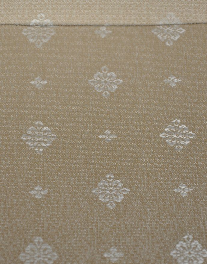 アンティークのキャビネット アンティーク家具 ステンドグラスとミラーが付いたアンティーク家具、キレイなガラスキャビネット。柄物の食器やお気に入りのアイテムが引き立つような生地になっています。(k-1205-f)