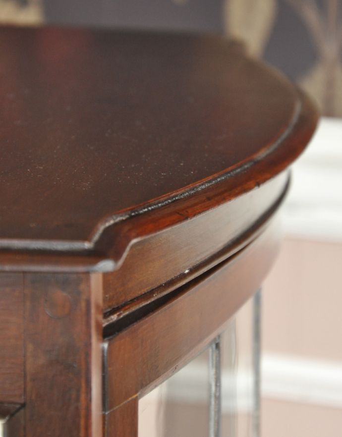 アンティークのキャビネット アンティーク家具 ステンドグラスとミラーが付いたアンティーク家具、キレイなガラスキャビネット。木の装飾が上品なアクセントになっています。(k-1205-f)