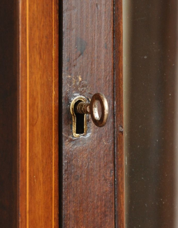 アンティークのキャビネット アンティーク家具 ステンドグラスとミラーが付いたアンティーク家具、キレイなガラスキャビネット。アンティークの鍵が付いています。(k-1205-f)