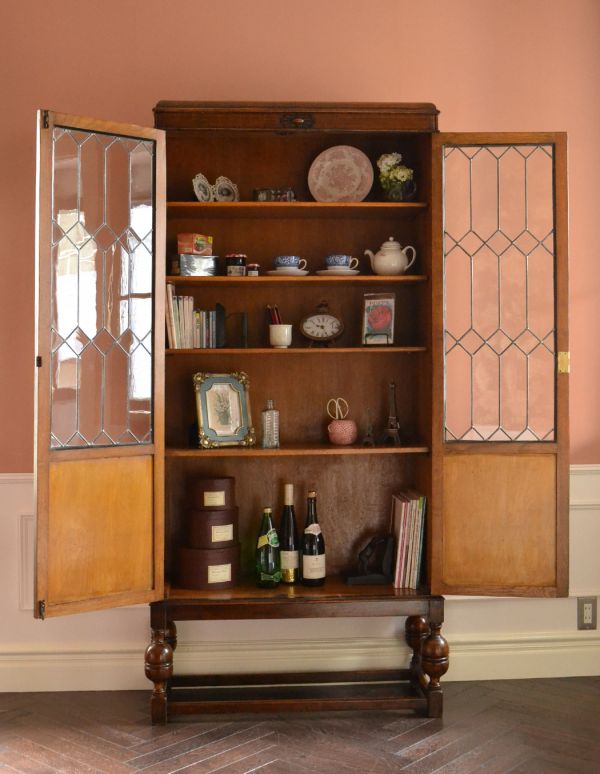 アンティークのキャビネット　アンティーク家具　アンティークの英国家具、シックな大人色のブックケース（本棚）。二枚扉の奥はたっぷり収納。(k-1206-f)