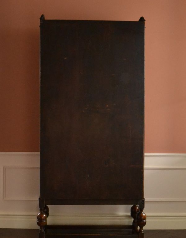 アンティークのキャビネット　アンティーク家具　アンティークの英国家具、シックな大人色のブックケース（本棚）。裏側もきちんとメンテナンスしているので、キレイな状態です。(k-1206-f)