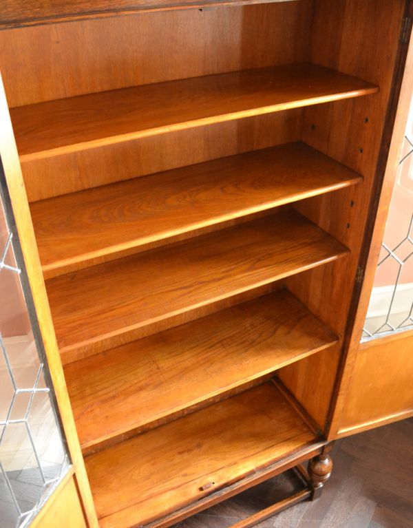 アンティークのキャビネット　アンティーク家具　アンティークの英国家具、シックな大人色のブックケース（本棚）。棚板は最下段のみ固定です。(k-1206-f)