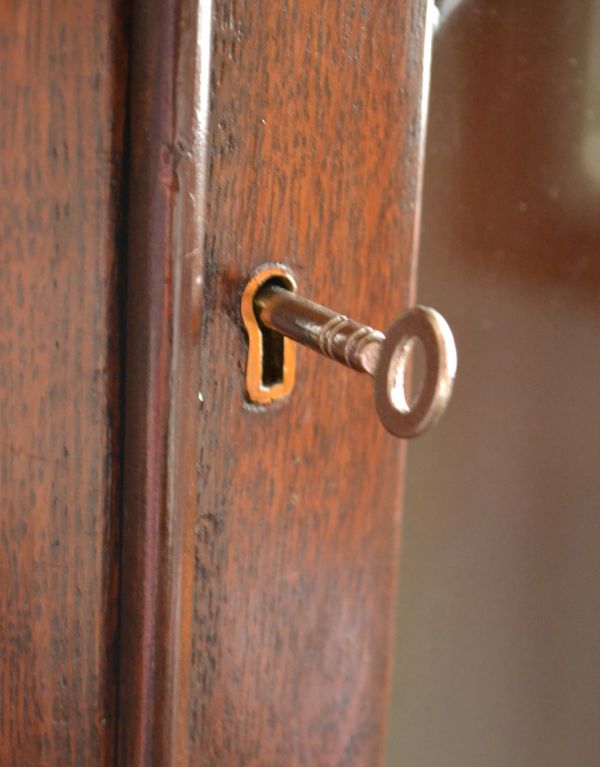 アンティークのキャビネット　アンティーク家具　アンティークの英国家具、シックな大人色のブックケース（本棚）。鍵を引っ掛けて取っ手のようにして開閉してください。(k-1206-f)