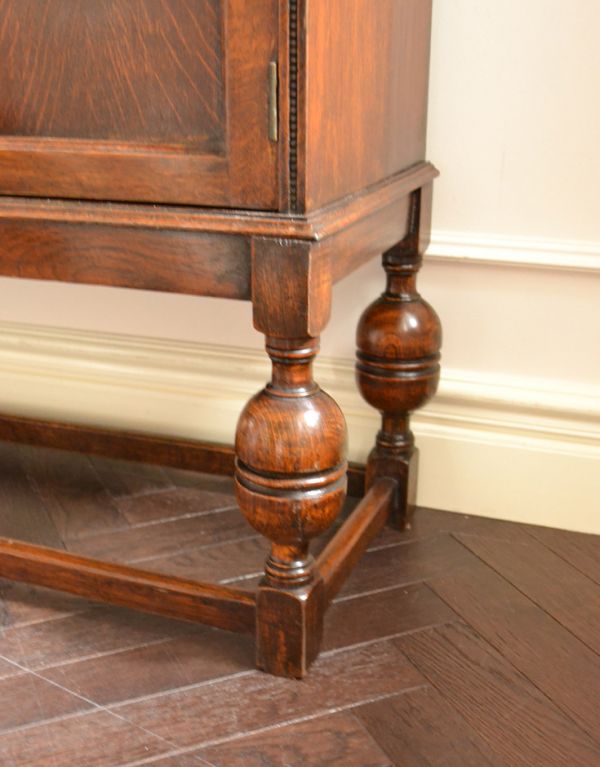 アンティークのキャビネット　アンティーク家具　アンティークの英国家具、シックな大人色のブックケース（本棚）。美しいデザインの脚がしっかり支えます。(k-1206-f)