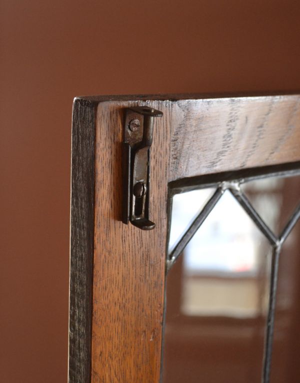 アンティークのキャビネット　アンティーク家具　アンティークの英国家具、シックな大人色のブックケース（本棚）。扉を止めるストッパーが上下に付いています。(k-1206-f)