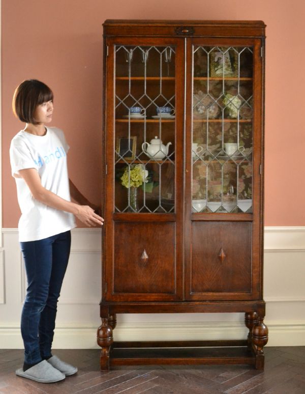 アンティークのキャビネット　アンティーク家具　アンティークの英国家具、シックな大人色のブックケース（本棚）。本棚としてはもちろん、グラスや食器を並べて飾り棚としても素敵ですよ。(k-1206-f)