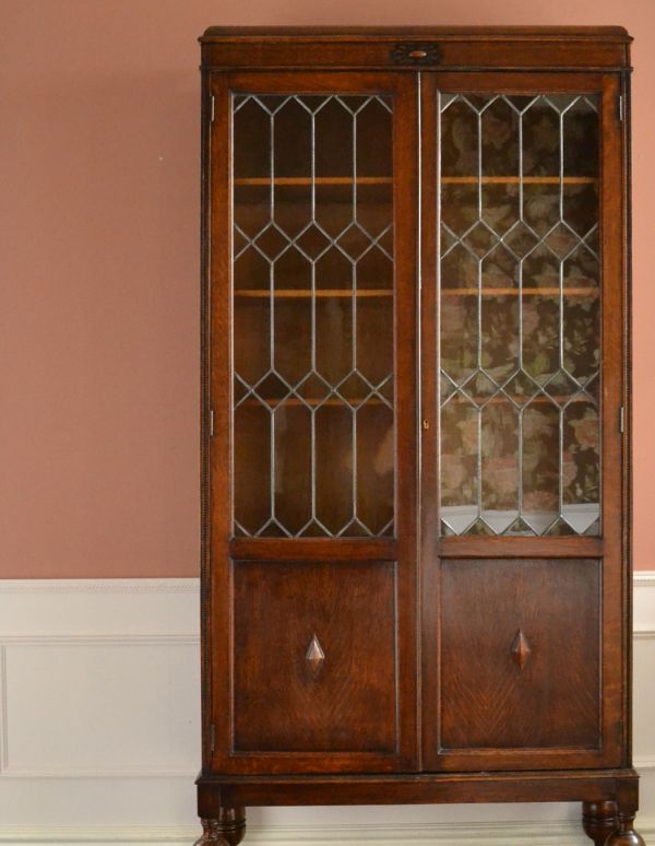 アンティークのキャビネット　アンティーク家具　アンティークの英国家具、シックな大人色のブックケース（本棚）。ガラスも当時のもの。(k-1206-f)