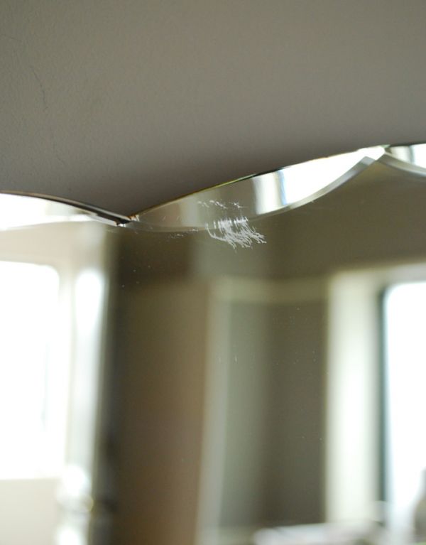 アンティーク カッティングミラー　アンティーク雑貨　シンプルで美しい、英国アンティークカッティングミラー。アンティークのため、多少の欠け・傷がある場合がありますが、使用上問題はありませんので、ご了承下さい。(k-1206-z)