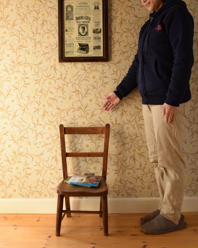 キッチンチェア　アンティーク チェア　背もたれの２本ラインが可愛い、イギリスアンティークチャイルドチェア。お部屋の片隅に置いて、クッションやバスケットなどを飾ってみてはいかがでしょう？（モデルの身長は157cmです）。(k-1208-c)