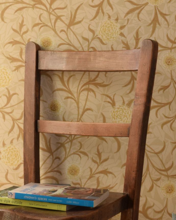 キッチンチェア　アンティーク チェア　背もたれの２本ラインが可愛い、イギリスアンティークチャイルドチェア。アンティークは新品ではないので、年月を経て、キズや汚れが付き、風合いが増しています。(k-1208-c)