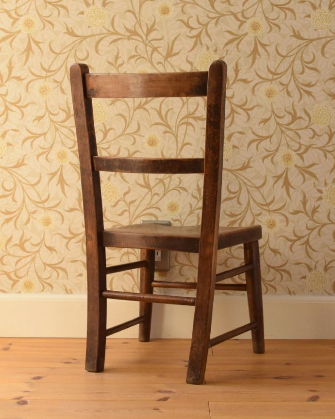 キッチンチェア　アンティーク チェア　背もたれの２本ラインが可愛い、イギリスアンティークチャイルドチェア。持ち運びも楽チンですよ。(k-1208-c)
