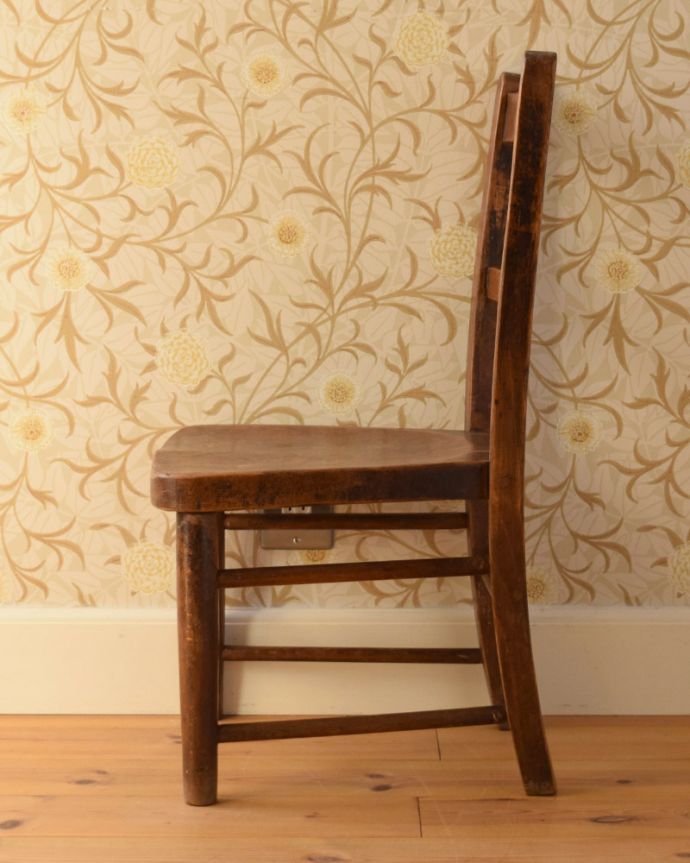 キッチンチェア　アンティーク チェア　背もたれの２本ラインが可愛い、イギリスアンティークチャイルドチェア。しっかりと支えてくてる背もたれの角度は、長く座っていても疲れません。(k-1208-c)