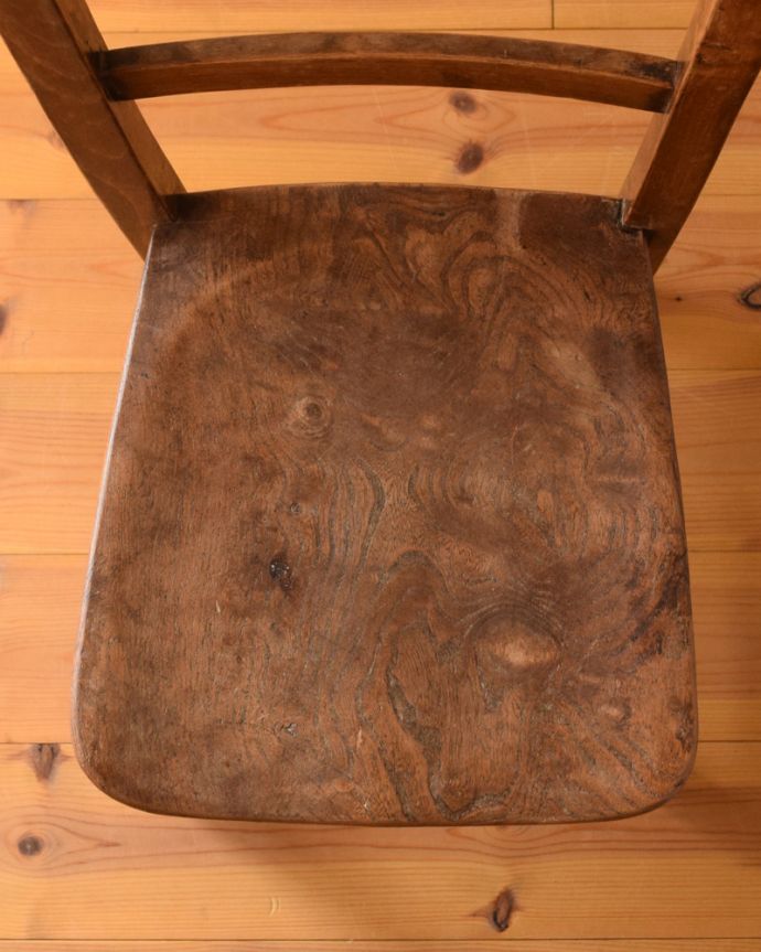 キッチンチェア　アンティーク チェア　背もたれの２本ラインが可愛い、イギリスアンティークチャイルドチェア。座ぐりしてあるので座りやすいですよ。(k-1208-c)