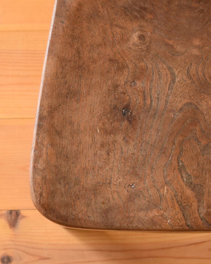 キッチンチェア　アンティーク チェア　背もたれの２本ラインが可愛い、イギリスアンティークチャイルドチェア。角が丸いので、小さなお子さまがいるご家庭にも安心してお使い頂けます。(k-1208-c)