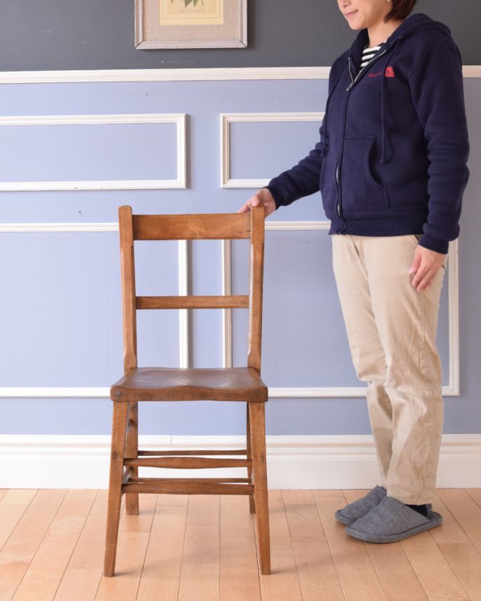 ダイニングチェア　アンティーク チェア　イギリス輸入のナチュラルな椅子、アンティークのチャペルチェア。シンプルなデザインなので合わせやすいですよ！足元の桟は昔、荷物置き場に使われていたもの。(k-1209-c)