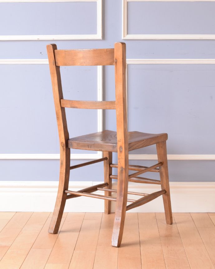 ダイニングチェア　アンティーク チェア　イギリス輸入のナチュラルな椅子、アンティークのチャペルチェア。アンティークは新品ではないので、もちろん経年変化によるキズはありますが、専門の職人が目立たないようキレイにお直しをしているので、後姿までキレイです。(k-1209-c)