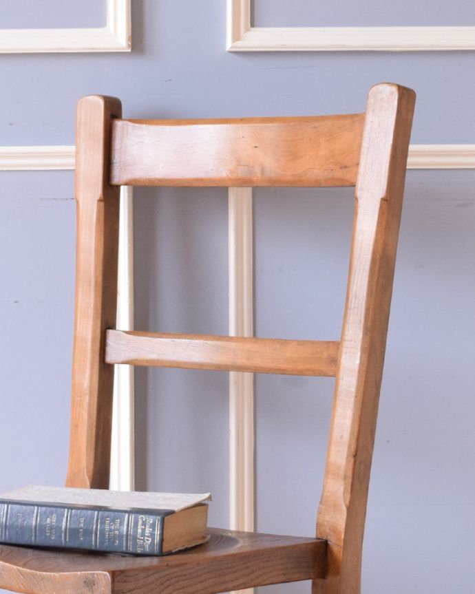 ダイニングチェア　アンティーク チェア　イギリス輸入のナチュラルな椅子、アンティークのチャペルチェア。アンティークなので、年月を経て、味わい深い色になっています。(k-1209-c)