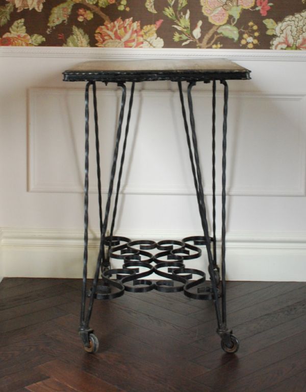 ロイドテーブル　アンティーク家具　フランスアンティーク、アイアンのコンソールテーブル。お部屋の片隅に置いてあるだけでオシャレな空気に。(k-1210-f)