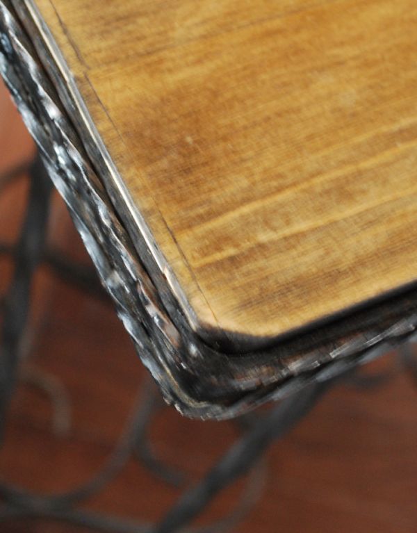 ロイドテーブル　アンティーク家具　フランスアンティーク、アイアンのコンソールテーブル。アンティークは新品ではないので、経年変化によるキズはありますが、専門の職人によって目立たないようにキレイにお直しをしています。(k-1210-f)