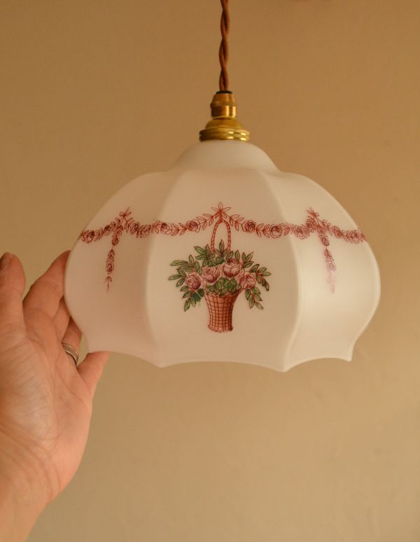 アンティークの照明　照明・ライティング　ローズのフラワーリースが可愛いアンティークペンダントライト。【 シェードのサイズ 】  直径20×高さ13cm（シェード）コードは50、80cm以外にも、ご希望の長さで加工してお届けします。(k-1210-z)