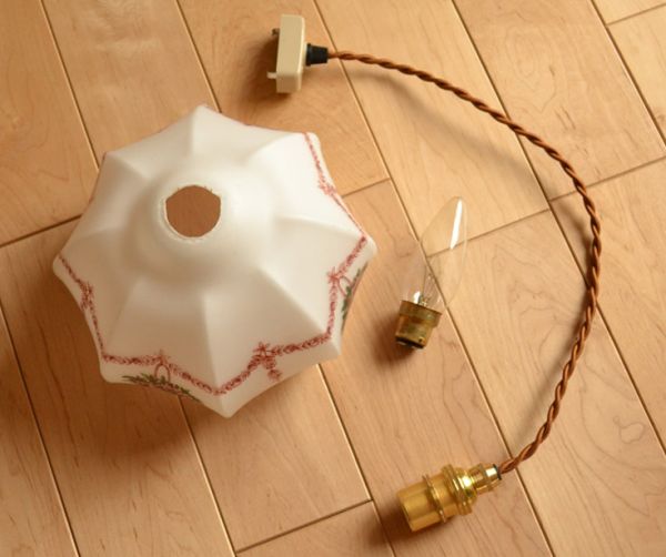 アンティークの照明　照明・ライティング　ローズのフラワーリースが可愛いアンティークペンダントライト。ガラスシェード、コード、電球1個、を全てセットでお届けするので、届いてすぐに取り付けられます。(k-1210-z)