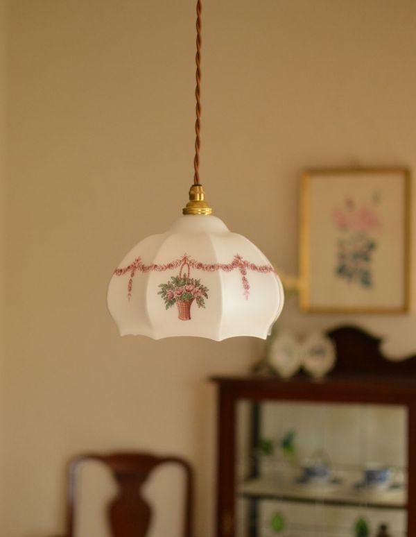 アンティークの照明　照明・ライティング　ローズのフラワーリースが可愛いアンティークペンダントライト。ふわんと膨らんだ優しいシルエットのランプは、１つでも存在感たっぷりです。(k-1210-z)