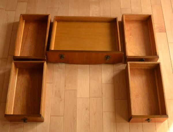 サイドバイサイド　アンティーク家具　美しい木目のアンティーク家具、イギリスのドレッサー（三面鏡）。引き出しは５杯。(k-1211-f)