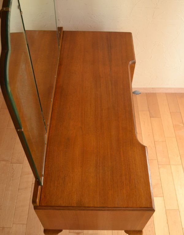 サイドバイサイド　アンティーク家具　美しい木目のアンティーク家具、イギリスのドレッサー（三面鏡）。天板はピカピカです。(k-1211-f)