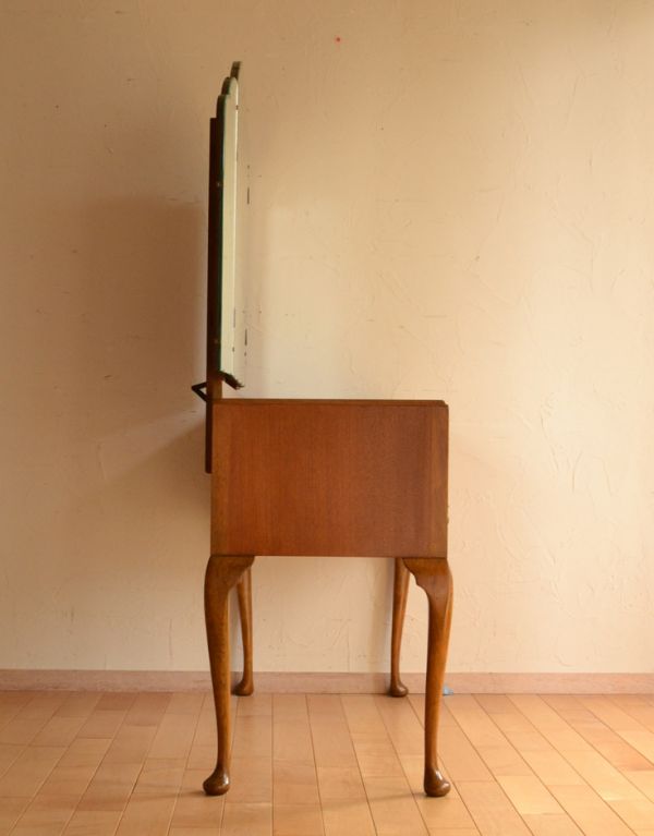 サイドバイサイド　アンティーク家具　美しい木目のアンティーク家具、イギリスのドレッサー（三面鏡）。サイドから見るシルエットも素敵です。(k-1211-f)