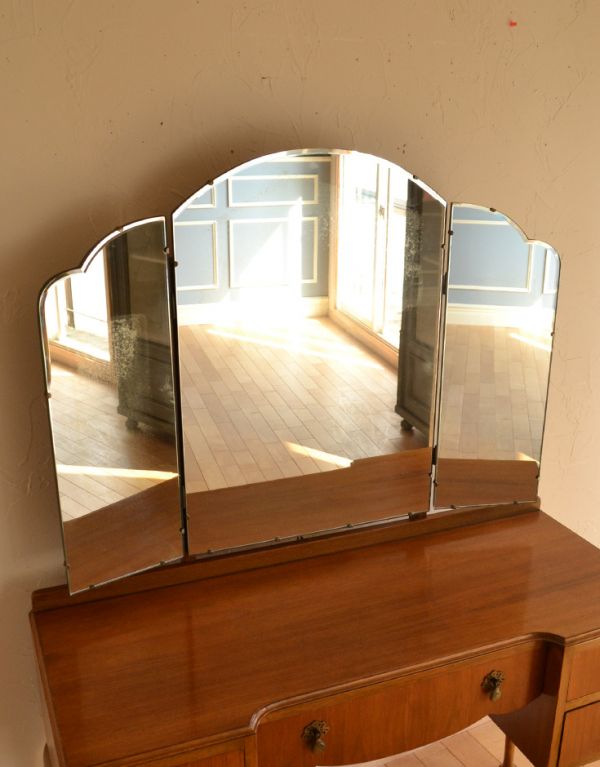 サイドバイサイド　アンティーク家具　美しい木目のアンティーク家具、イギリスのドレッサー（三面鏡）。女子が喜ぶ三面鏡！大きく、美しいカッティングのミラーです。(k-1211-f)