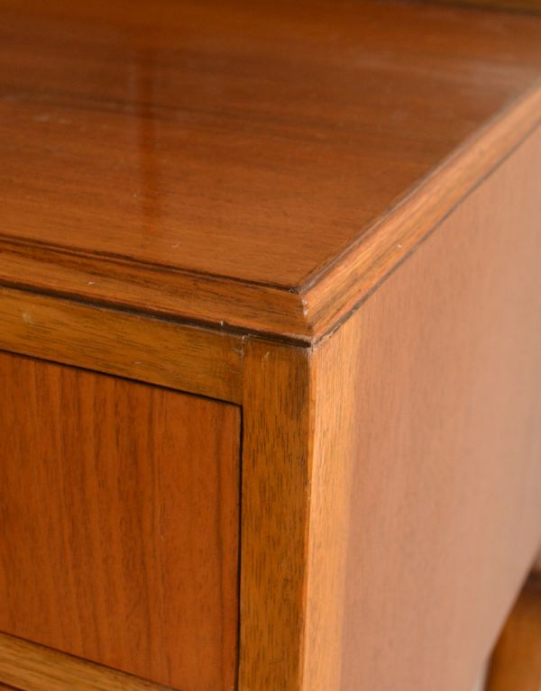 サイドバイサイド　アンティーク家具　美しい木目のアンティーク家具、イギリスのドレッサー（三面鏡）。縁のカッティングがなんとも美しいです。(k-1211-f)