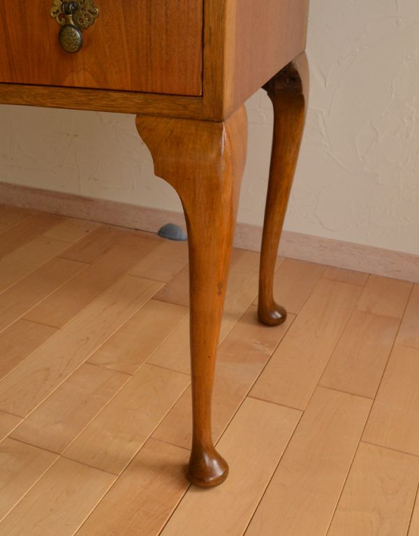 サイドバイサイド　アンティーク家具　美しい木目のアンティーク家具、イギリスのドレッサー（三面鏡）。細く伸びた猫脚がキュート！しっかりと支えます。(k-1211-f)