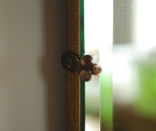 アンティーク カッティングミラー アンティーク雑貨 英国から到着、ATSONEAのアンティークミラー。留め金具はこんなデザインです。(k-1212-z)