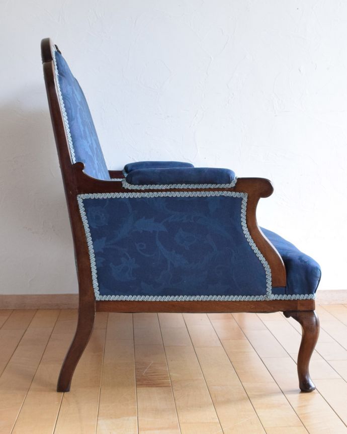 セティ・ソファ・ベンチ　アンティーク チェア　イギリスから来たインテリア、大人っぽい色味のアンティークセティ（２Pソファ）。横から見ても綺麗な装飾が楽しめます。(k-1213-c)