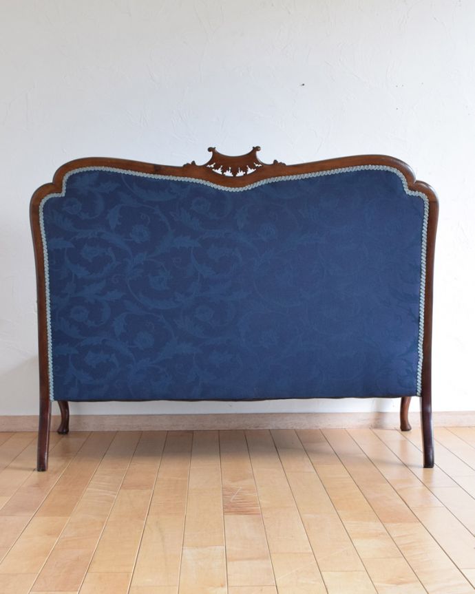 セティ・ソファ・ベンチ　アンティーク チェア　イギリスから来たインテリア、大人っぽい色味のアンティークセティ（２Pソファ）。アンティークは新品ではないので、もちろん経年変化によるキズはありますが、専門の職人が目立たないようキレイにお直しをしているので、後姿までキレイです。(k-1213-c)